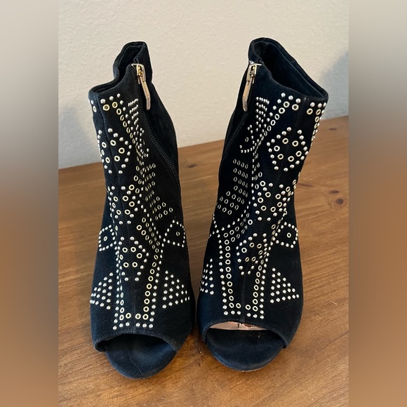 Vince Camuto Kanster Studded Peep Toe Black Booties
SZ 6.5M Side Zip 100% Suede - Picture 3 of 9